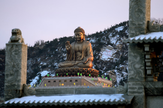 雪后的烟台南山大佛