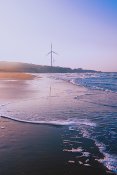 夕阳时分海边的风车