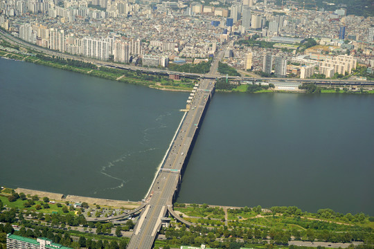 韩国首尔汉江上的蚕室大桥俯拍
