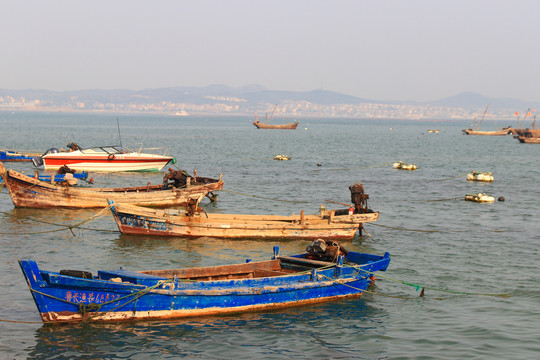 海边停靠的渔船