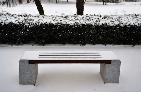 雪后路边的长凳