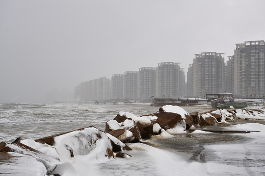 海滨雪景