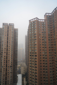 高楼窗外的雾霾