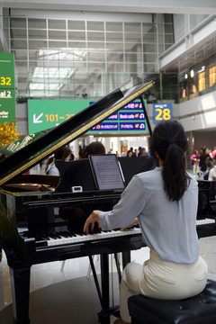 韩国首尔机场女钢琴师表演