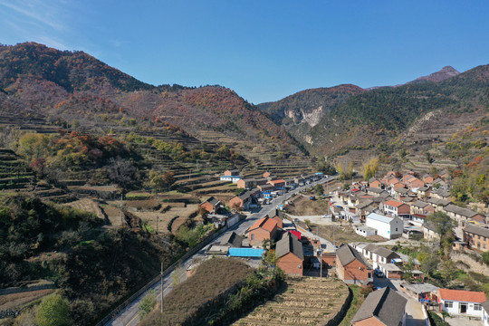 俯拍山里人家