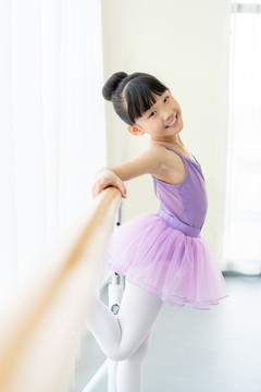小女孩跳芭蕾