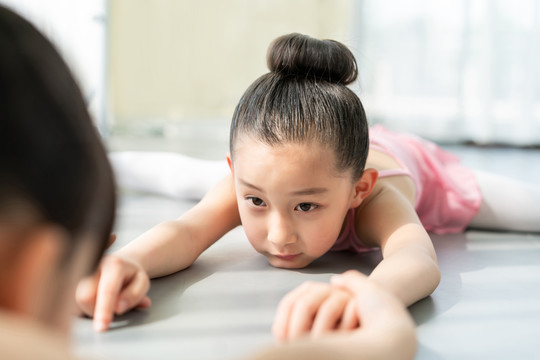 跳芭蕾的小女孩们在舞蹈室休息