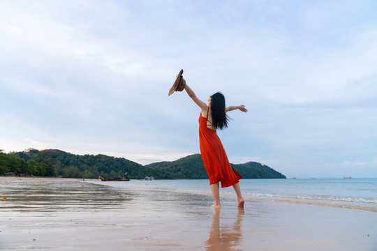 海边快乐的年轻女性