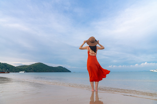 海边快乐的年轻女性