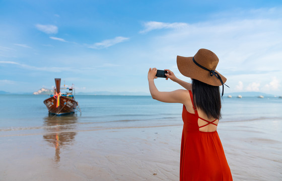 海边快乐的年轻女性