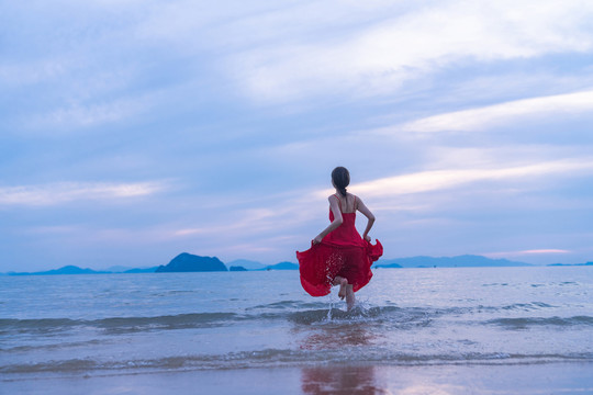 快乐的年轻女子在海边