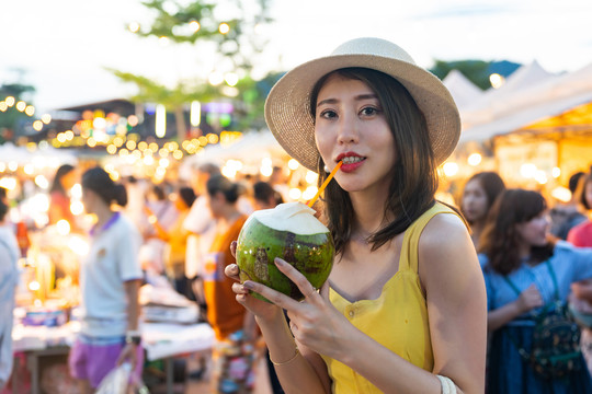 快乐的年轻女子逛街