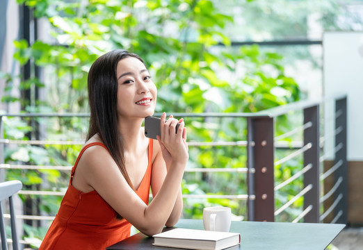 年轻女子在喝咖啡