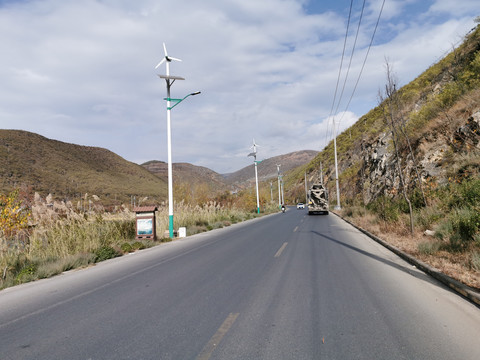 公路上太阳能风力发电路灯