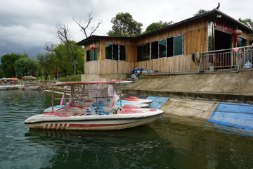 河岸船只