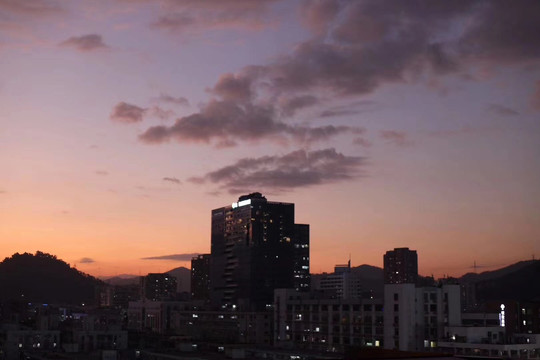 灯火阑珊的都市夜景