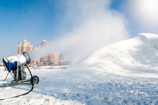 冬天人工造雪机在人工造雪
