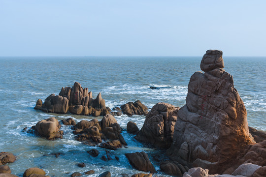 荣成成山风景区的礁石与海浪