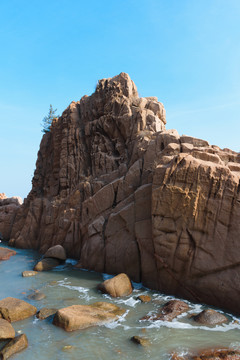 荣成成山风景区的礁石与海浪