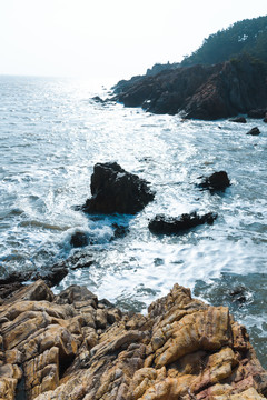 荣成成山风景区的礁石与海浪