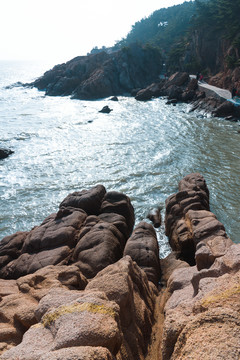 荣成成山风景区的礁石与海浪