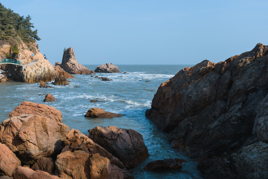 荣成成山风景区的礁石与海浪