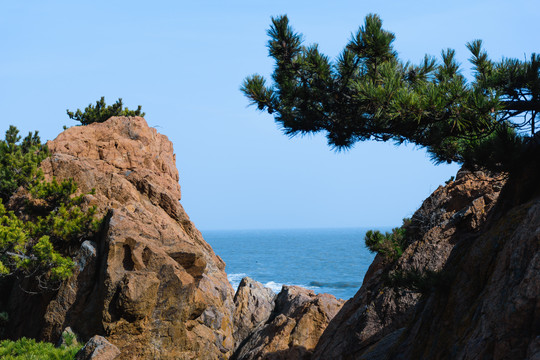 荣成成山风景区的礁石与海浪