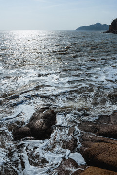 荣成成山风景区的礁石与海浪