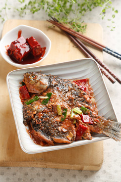 腐乳燒鯽魚(yú)
