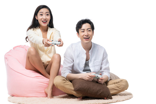 年轻夫妇在一起玩电子游戏