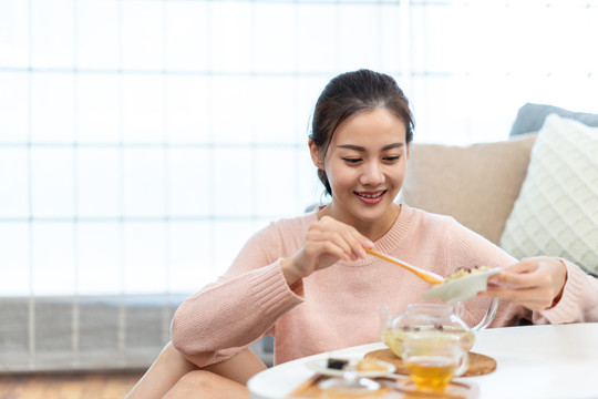 年轻女士在家吃下午茶