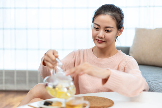 年轻女士在家吃下午茶