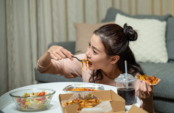 年轻女士在家吃外卖