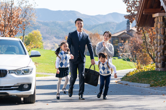 年轻夫妻送孩子去上学