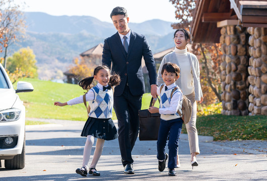 年轻夫妻送孩子去上学