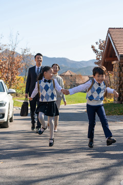 年轻夫妻送孩子去上学