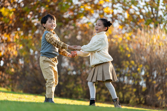 孩子们在草地上玩