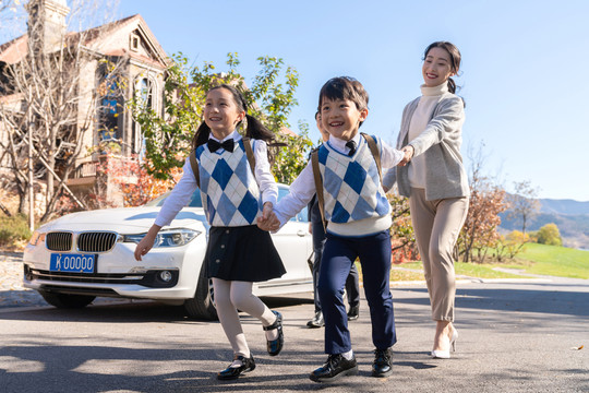 年轻夫妻送孩子去上学