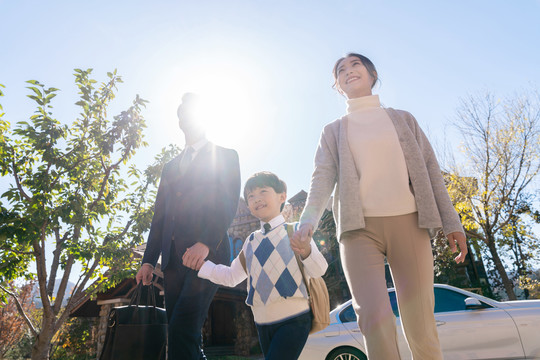 年轻夫妻接孩子放学