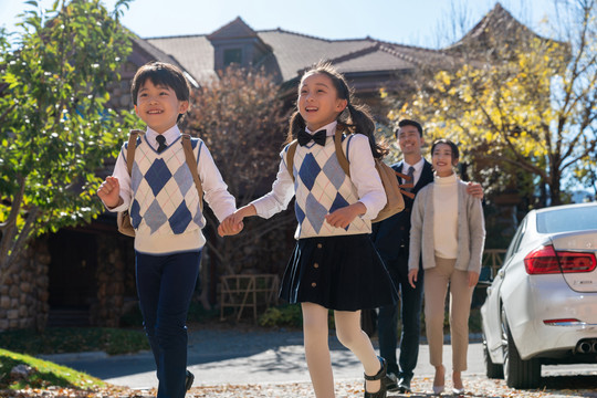 年轻夫妻接孩子放学