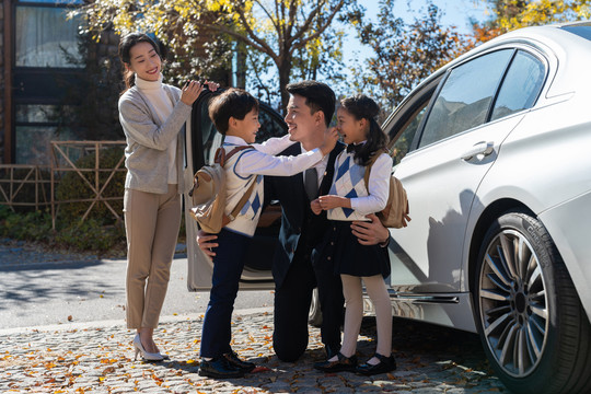 年轻夫妻接孩子放学