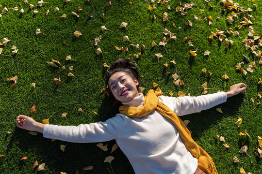 年轻女人躺在草地上