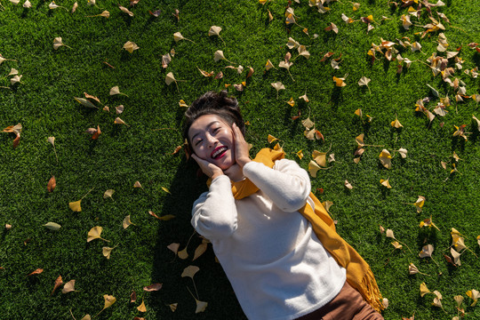 年轻女人躺在草地上