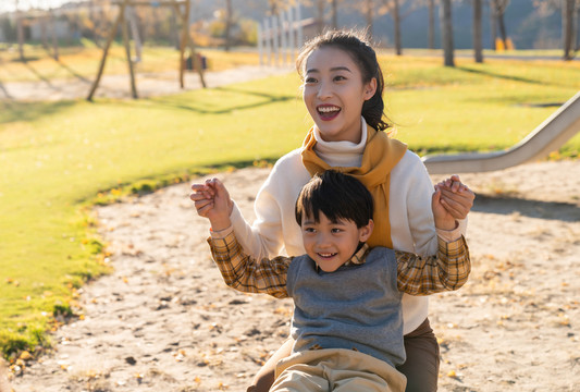 年轻妈妈和孩子在公园玩