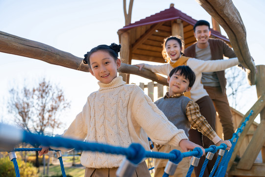 年轻夫妻带着孩子在公园玩耍