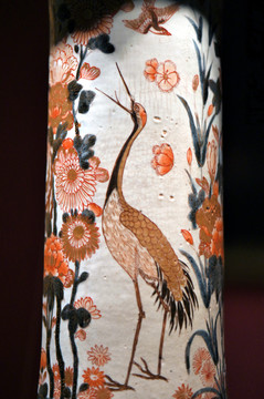 古代瓷器花瓶上的仙鹤图案
