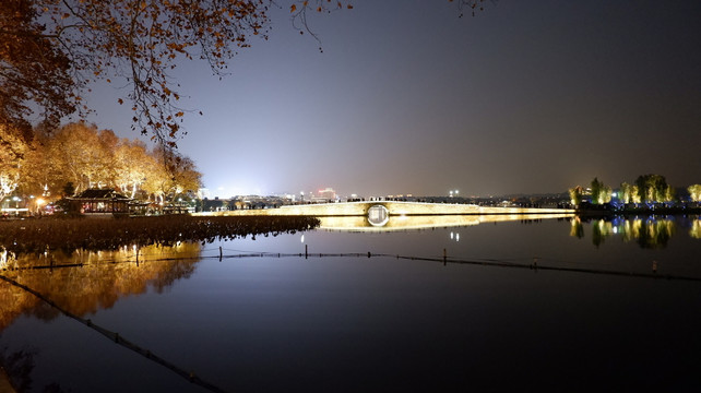 西湖断桥夜景