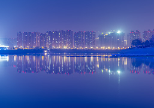 湖景楼房夜景