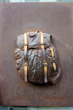 背包雕塑