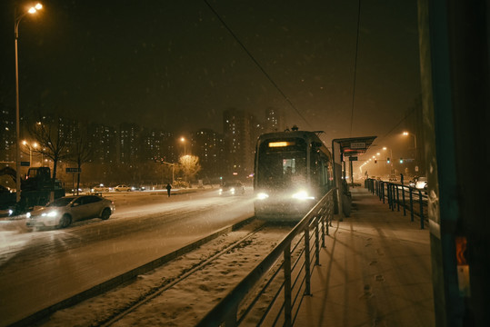 雪夜轻轨